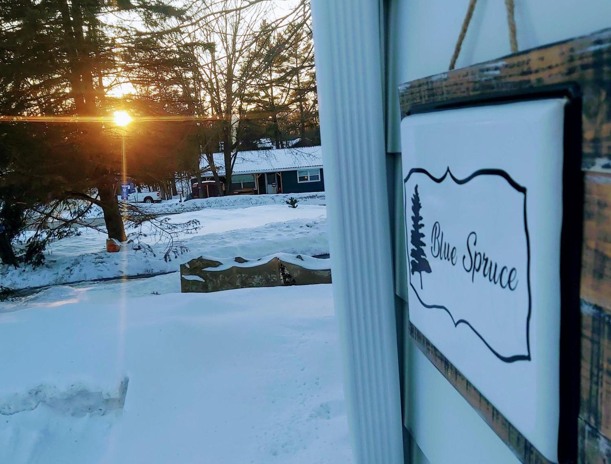 Blue Spruce Bed And Breakfast Muskoka Gravenhurst Exterior photo